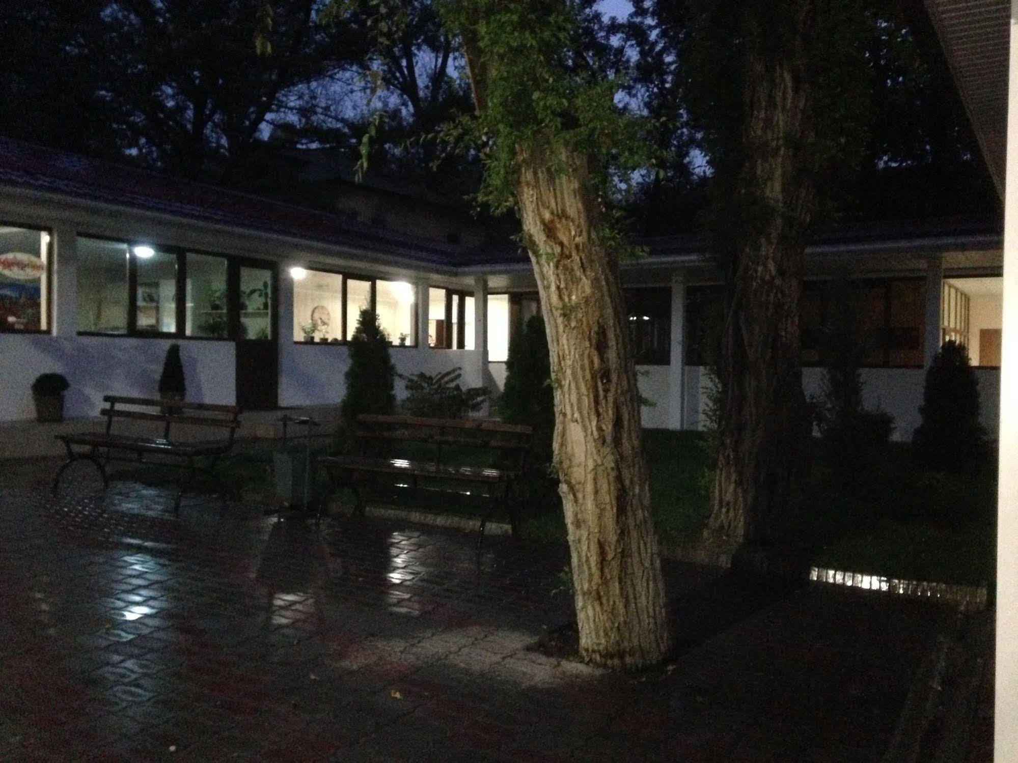 Fiveseasons Hostel Almaty Luaran gambar